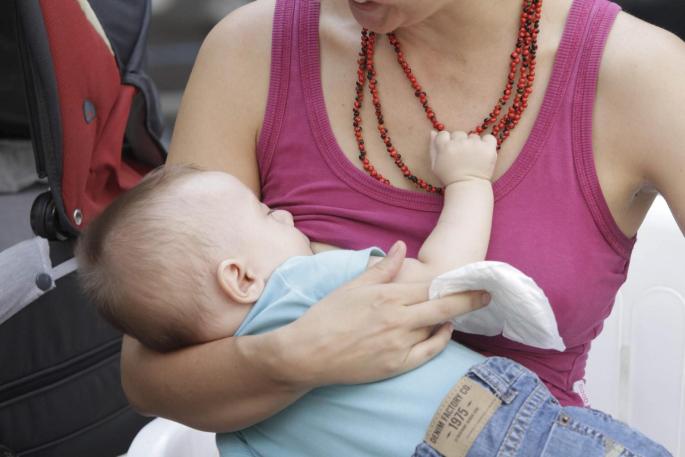 EIVISSA. INFANCIA. LACTANCIA MATERNA - MADRES DANDO DE MAMAR A SUS HIJOS.