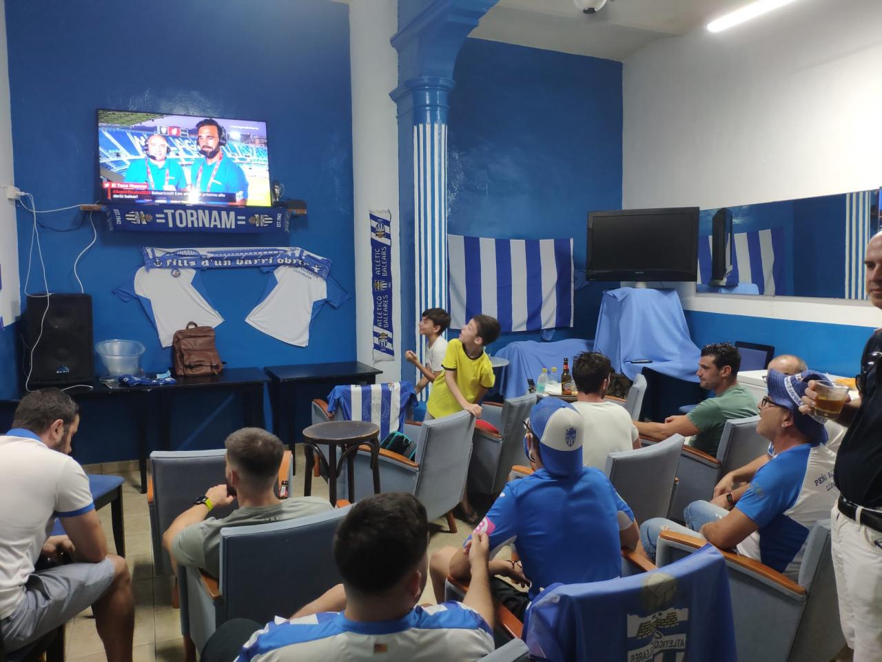 Las peñas viven con emoción el partido del Atlético Baleares