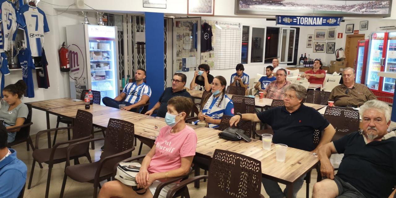 Las peñas viven con emoción el partido del Atlético Baleares