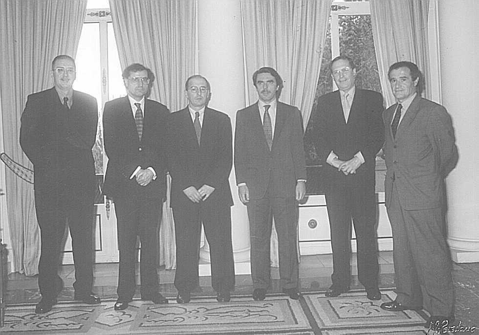 Pedro Comas, a la izquierda, con el presidente Aznar y los otros directores de diarios regionales.