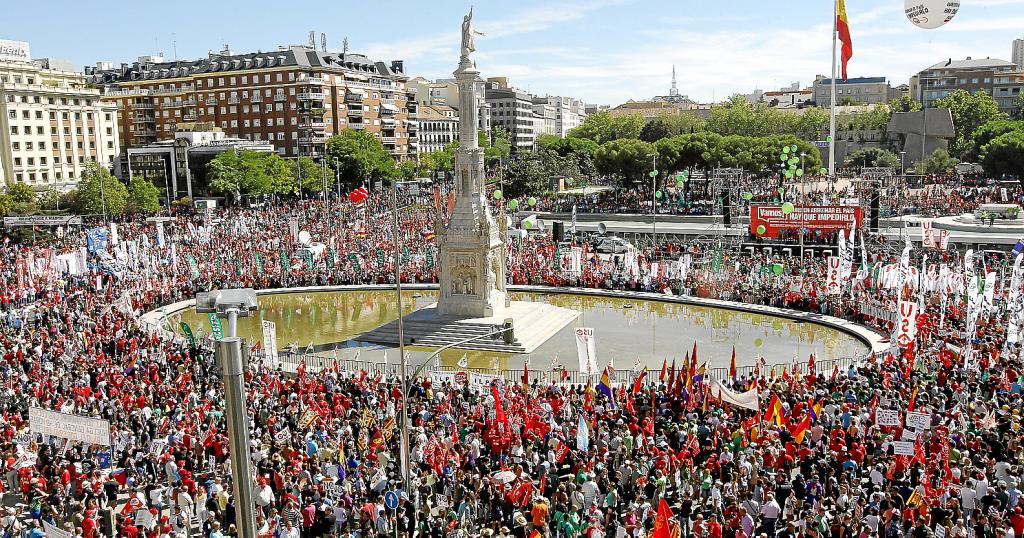 Multitudinaria manifestación en la plaza de Colón bilaketarekin bat datozen irudiak