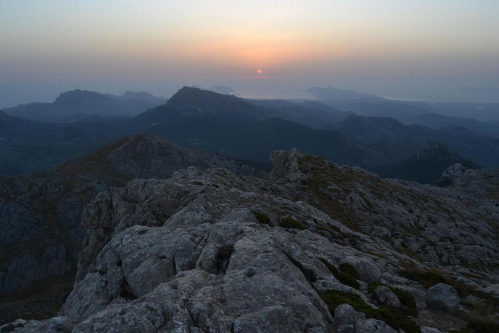 Baíia de Pollensa al amanecer desde el Puig de Massanella