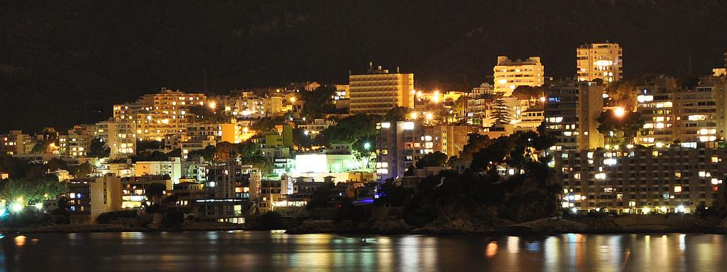 cala major de noche