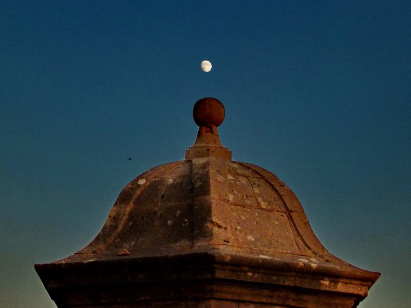 'La Seu' y la luna - no hay distancia en el mundo.