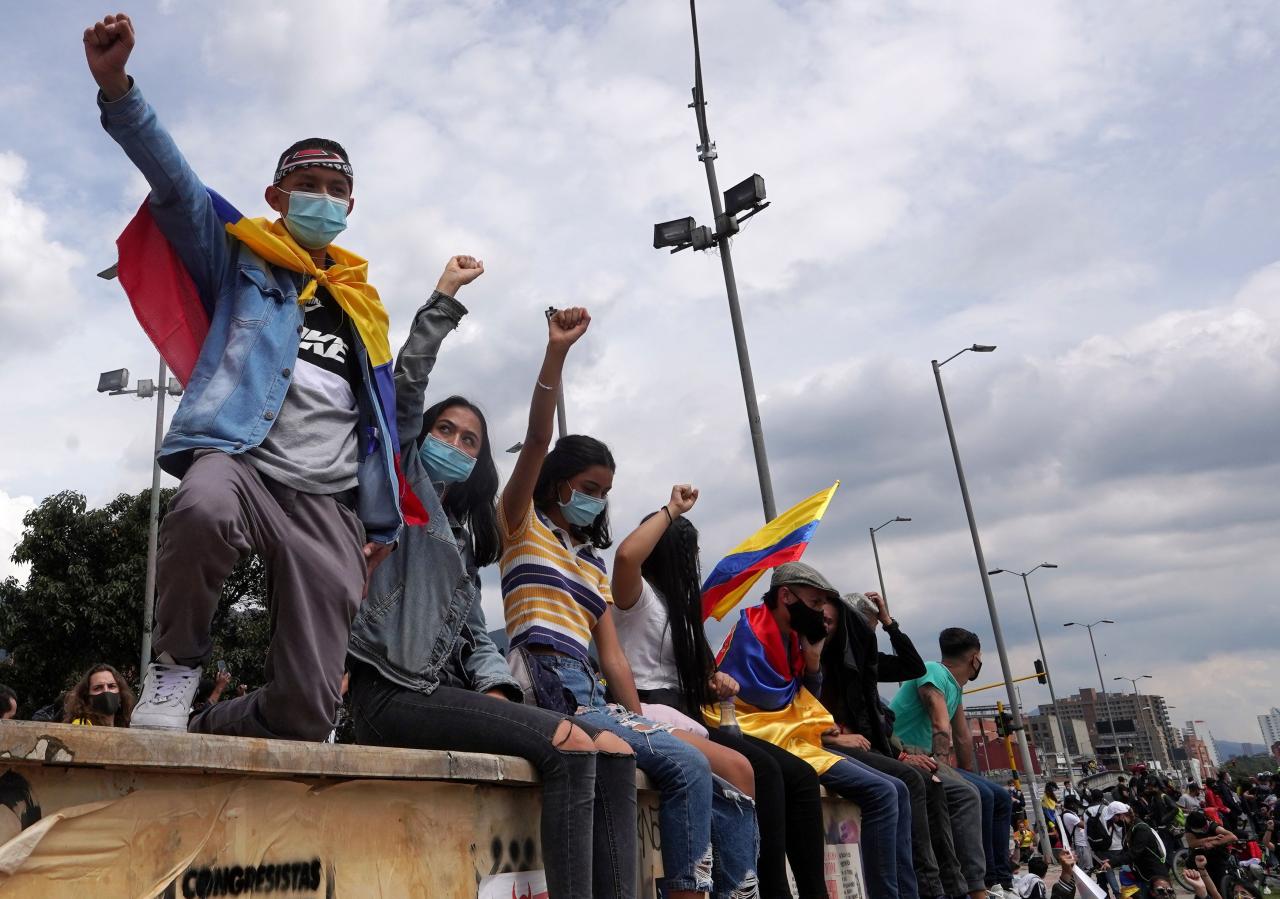 Condenan los "gravísimos abusos" de la policía contra los manifestantes Crisis en Colombia: el país reclama diálogo social mientras las protestas siguen en la calle