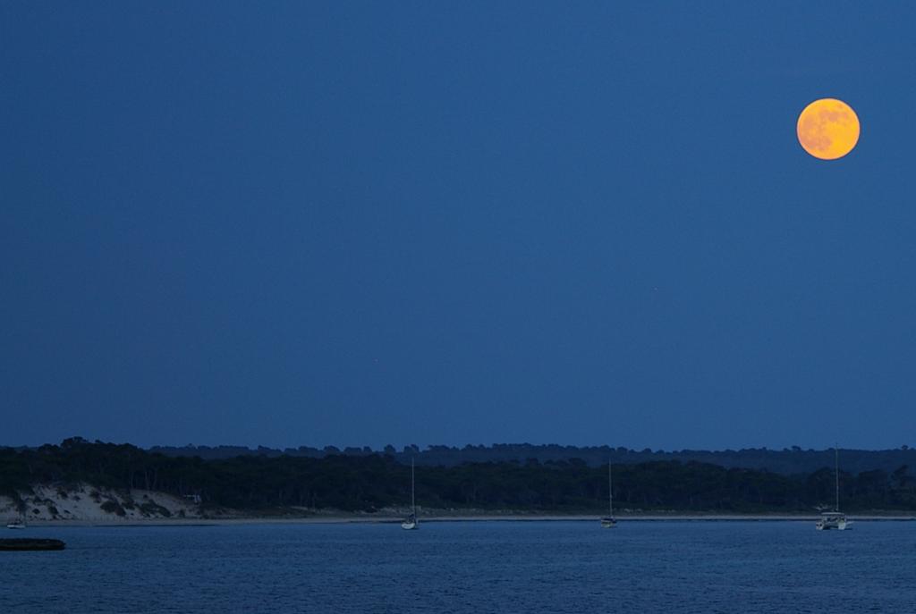 Luna llena en la playa de es Carbó