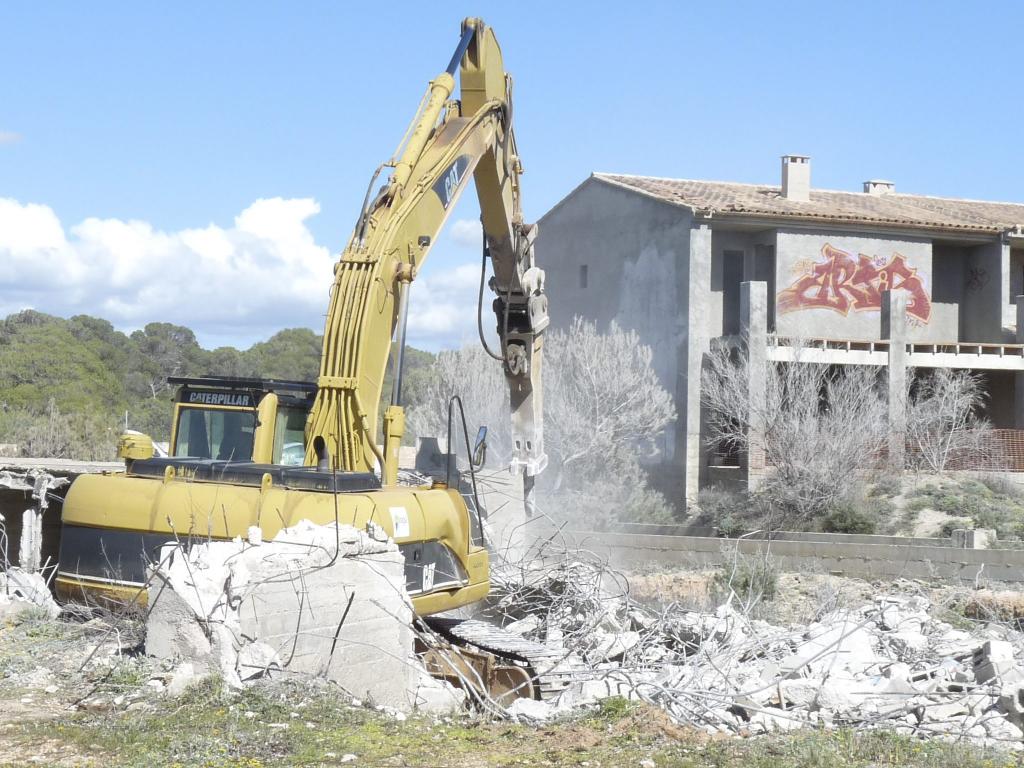 DEMOLICIÓ APARTAMENTS DE SES COVETES. CAMPOS
