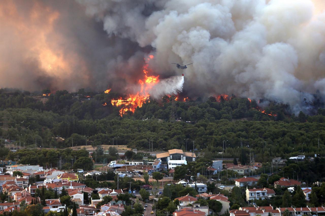 Major fire breaks out in Varybobi, Attica