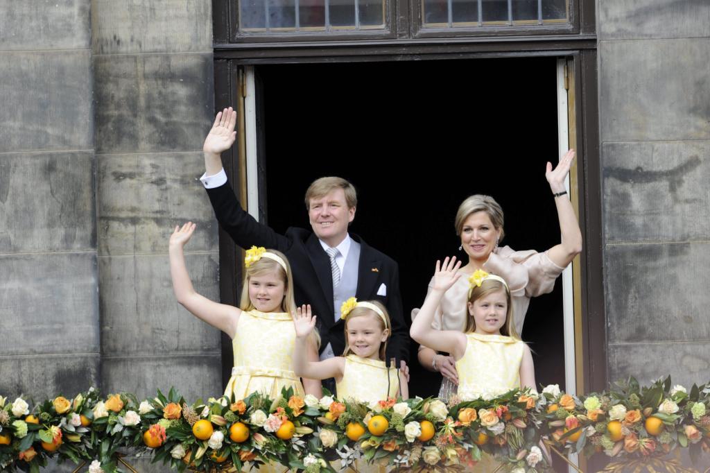 BEATRIZ DE HOLANDA ABDICA EN PRIMOGÉNITO, GUILLERMO-ALEJANDRO, QUE YA ES REY