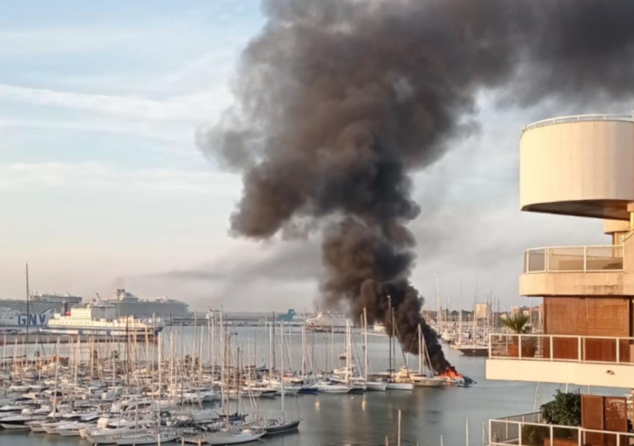 Arde un catamarán en el Club Náutico de Palma