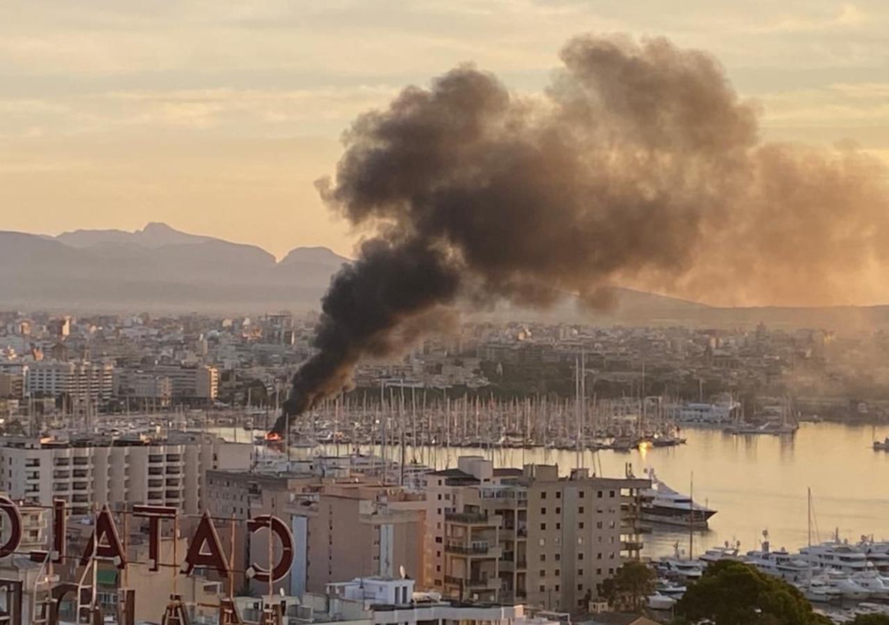 Arde un catamarán en el Club Náutico de Palma