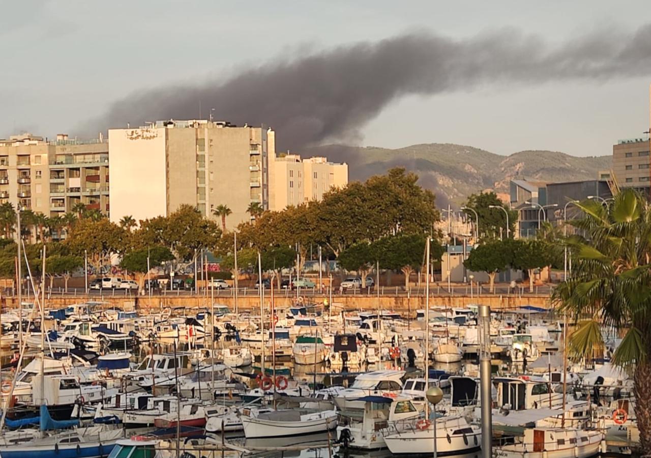 Arde un catamarán en el Club Náutico de Palma