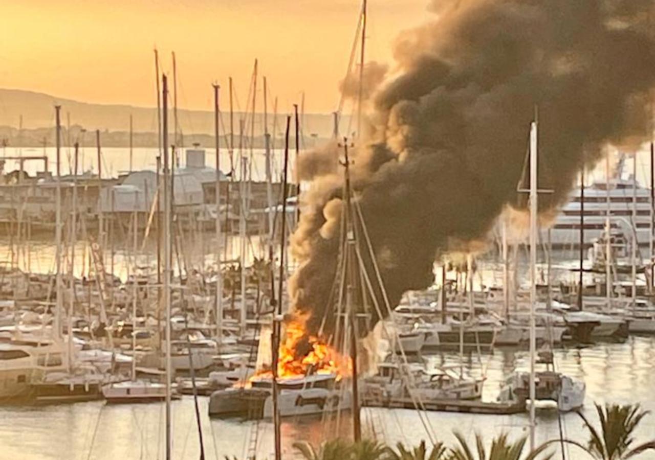 Arde un catamarán en el Club Náutico de Palma