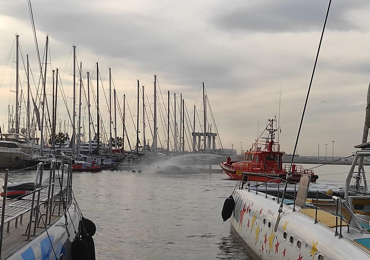 Arde un catamarán en el Club Náutico de Palma