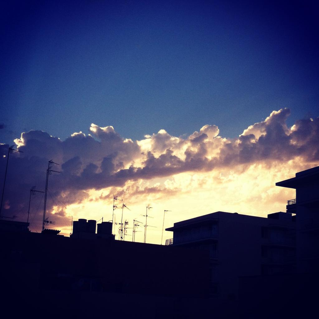 Fotografía del cielo tomada desde la ventana de mi habitación.