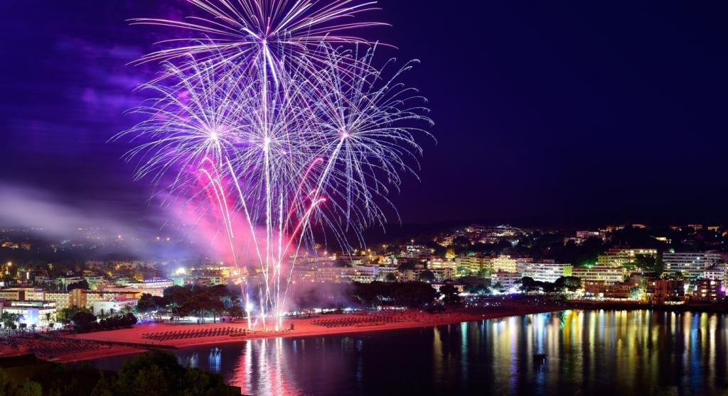 Fuegos artificiales en Santa Ponça, playa de Mallorca