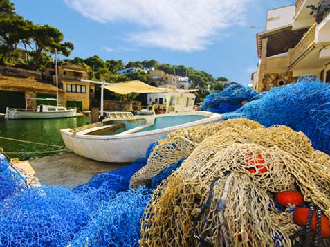 redes y barcas de pesca en Cala Figuera de Santanyí