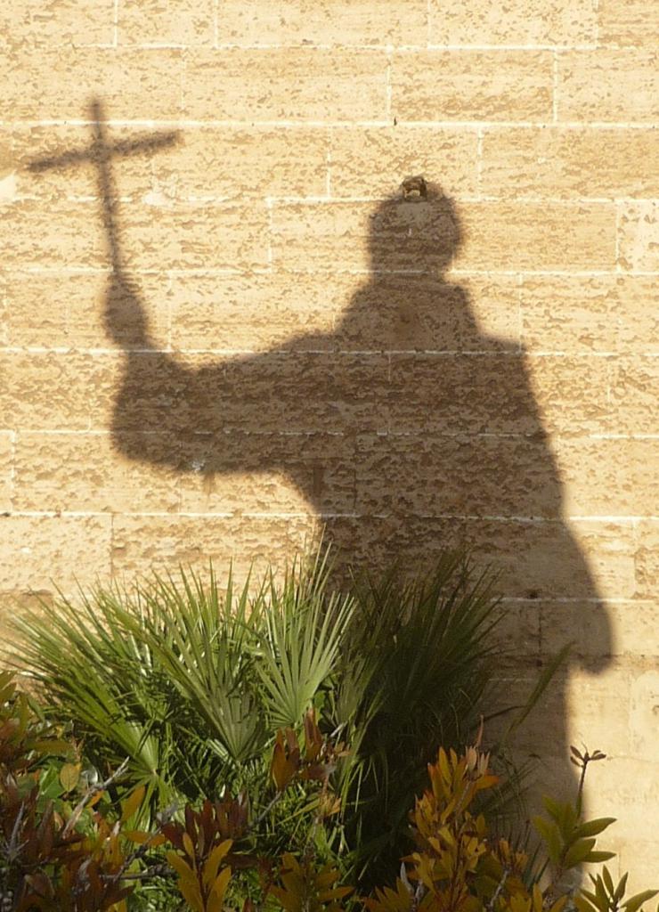 sombra fray junipero serra en la basilica san francisco de palma