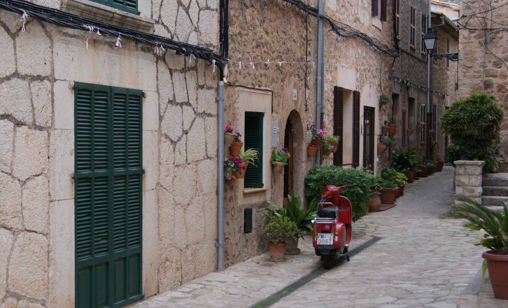 Vespa roja en un callejón de Valldemossa