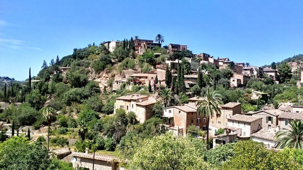 vista panorámica de Deià, pueblo de Mallorca