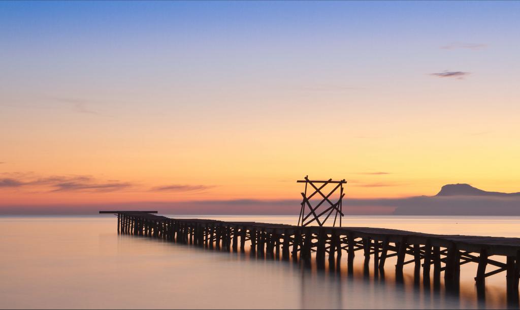 embarcadero sobre la playa de Alcúdia