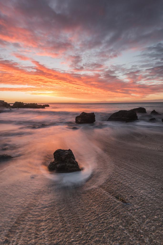 Viento en el amanecer en playa de Portals, Mallorca