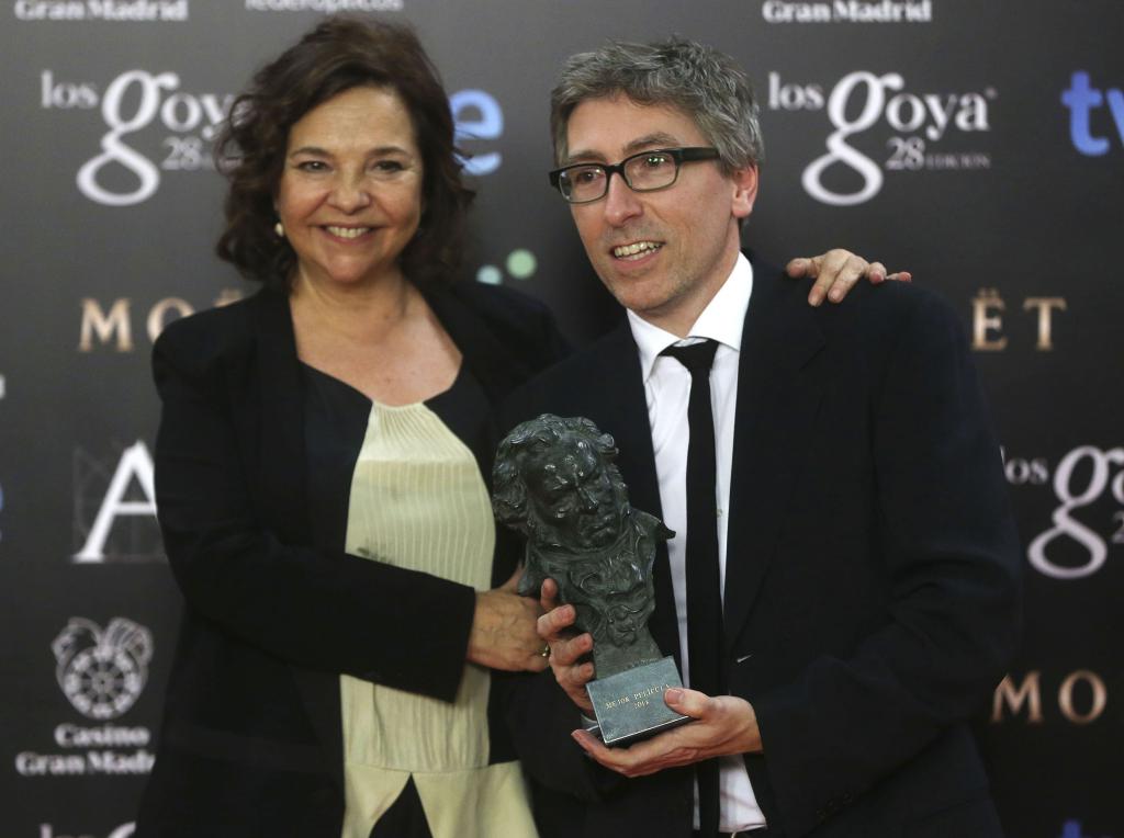 Producer Huete and director Trueba pose after winning the Best Film award for their film "Vivir es Facil con los Ojos Cerrados"
