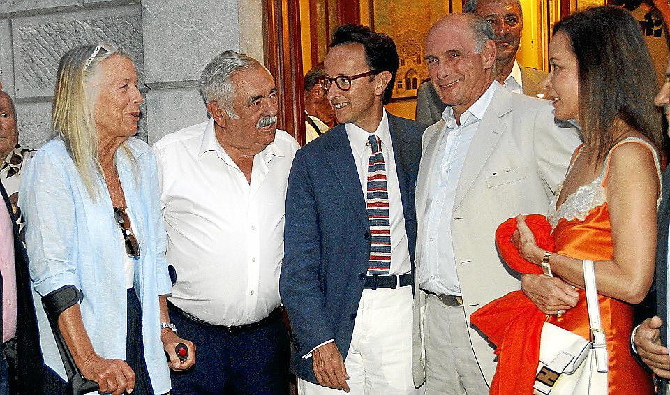 CANPRUNERA ESCULTURA MIRO CON LA PRESENCIA DE LOS NIETO