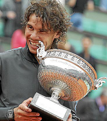 2012. Después de tres finales perdidas ante Djokovic, gana su séptimo Roland Garros.