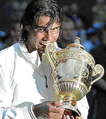 2008. En la madre de todos los partidos, en un duelo épico, Nadal conquista Wimbledon.