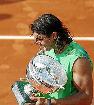 2008. Arrasa a Roger Federer para conquistar su cuarto Roland Garros y su cuarto ‘grande’.