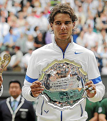 2011. Por primera vez cae en Wimbledon ante un rival que no es Federer. Djokovic le supera.