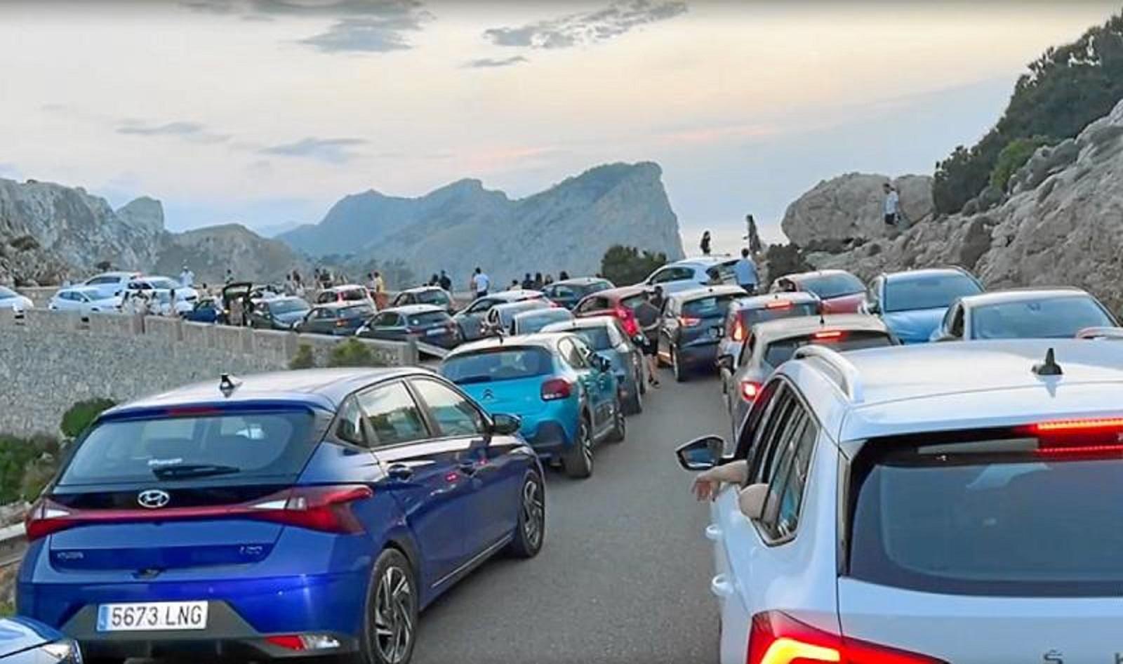 Atasco en la carretera de Formentor pese a las restricciones estivales de circulación