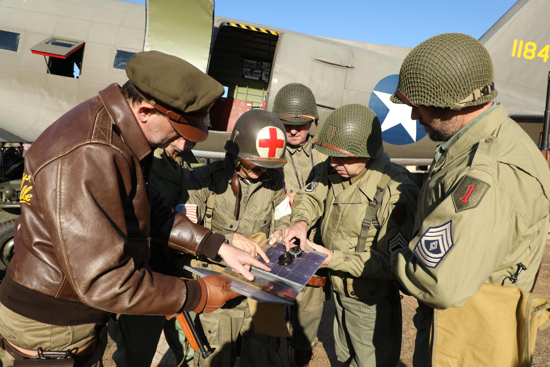 Fotogalería Recreación histórica de paracaidistas y soldados de las