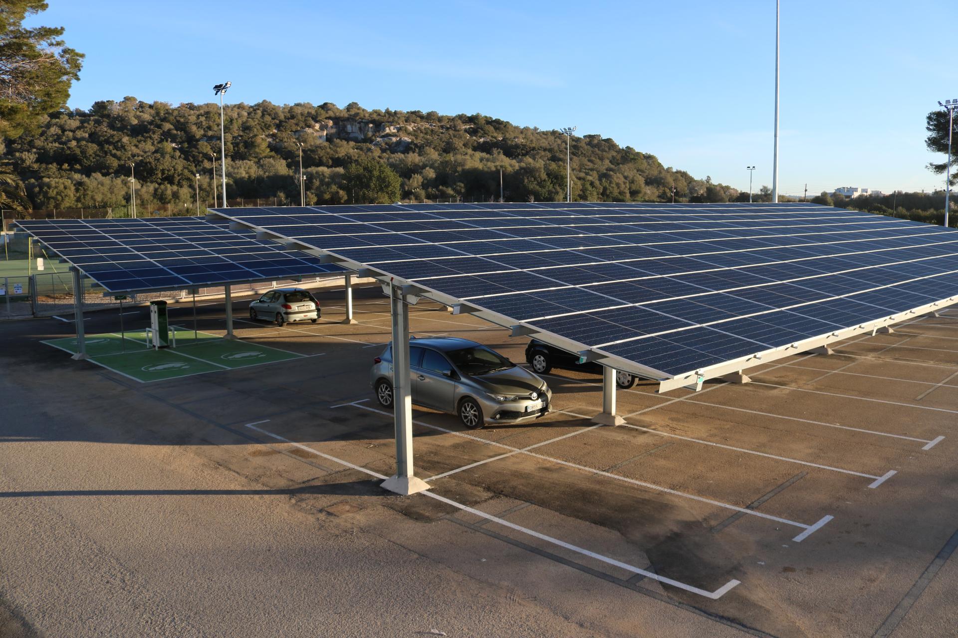 El pueblo ya cuenta con una gran instalación de placas solares en el aparcamiento del polideportivo.