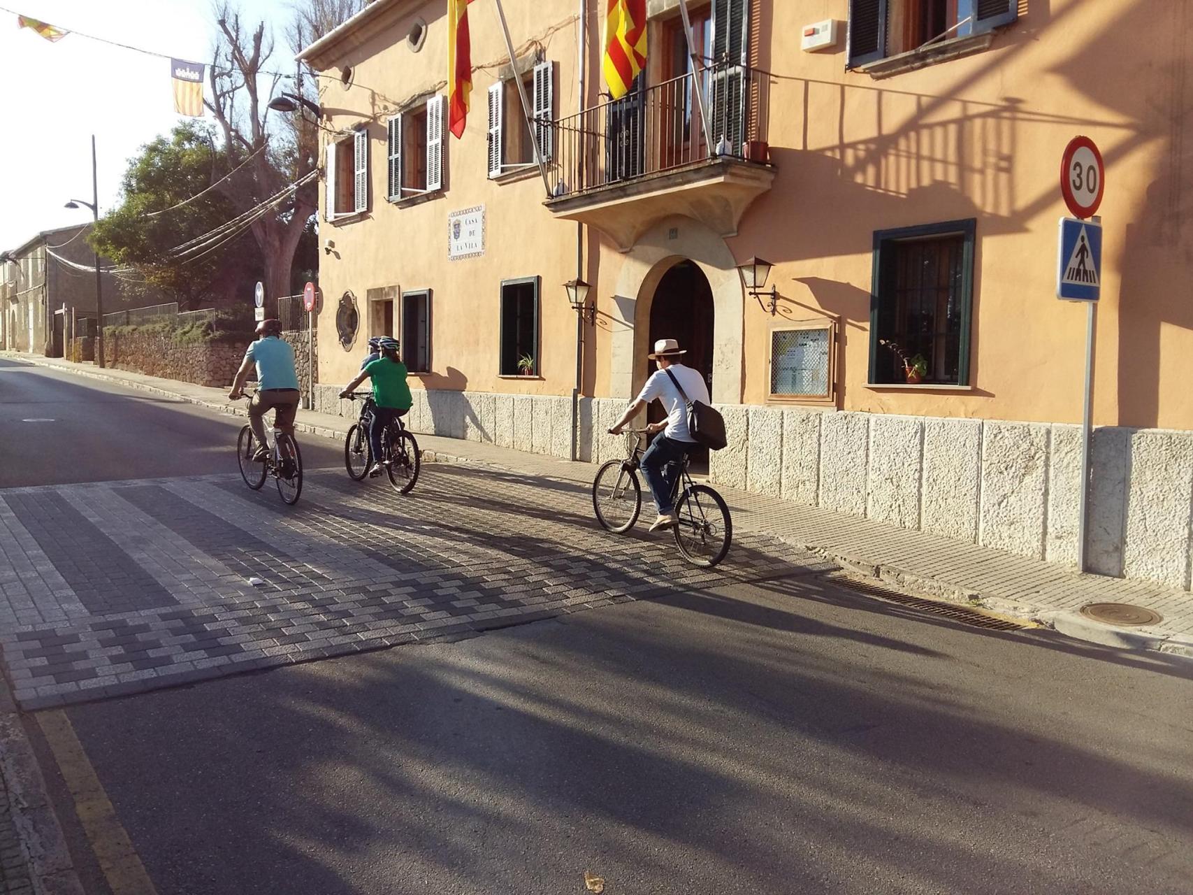 El rico patrimonio natural de Marratxí centra muchas medidas del Ajuntament, que promueve especialmente el uso de la bicicleta como forma de desplazarse.