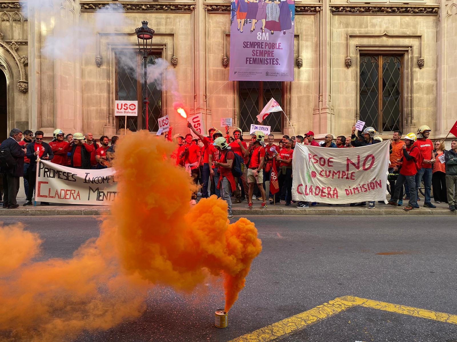 Bomberos de Mallorca «quemados» protestan delante del Consell y piden la dimisión de Cladera