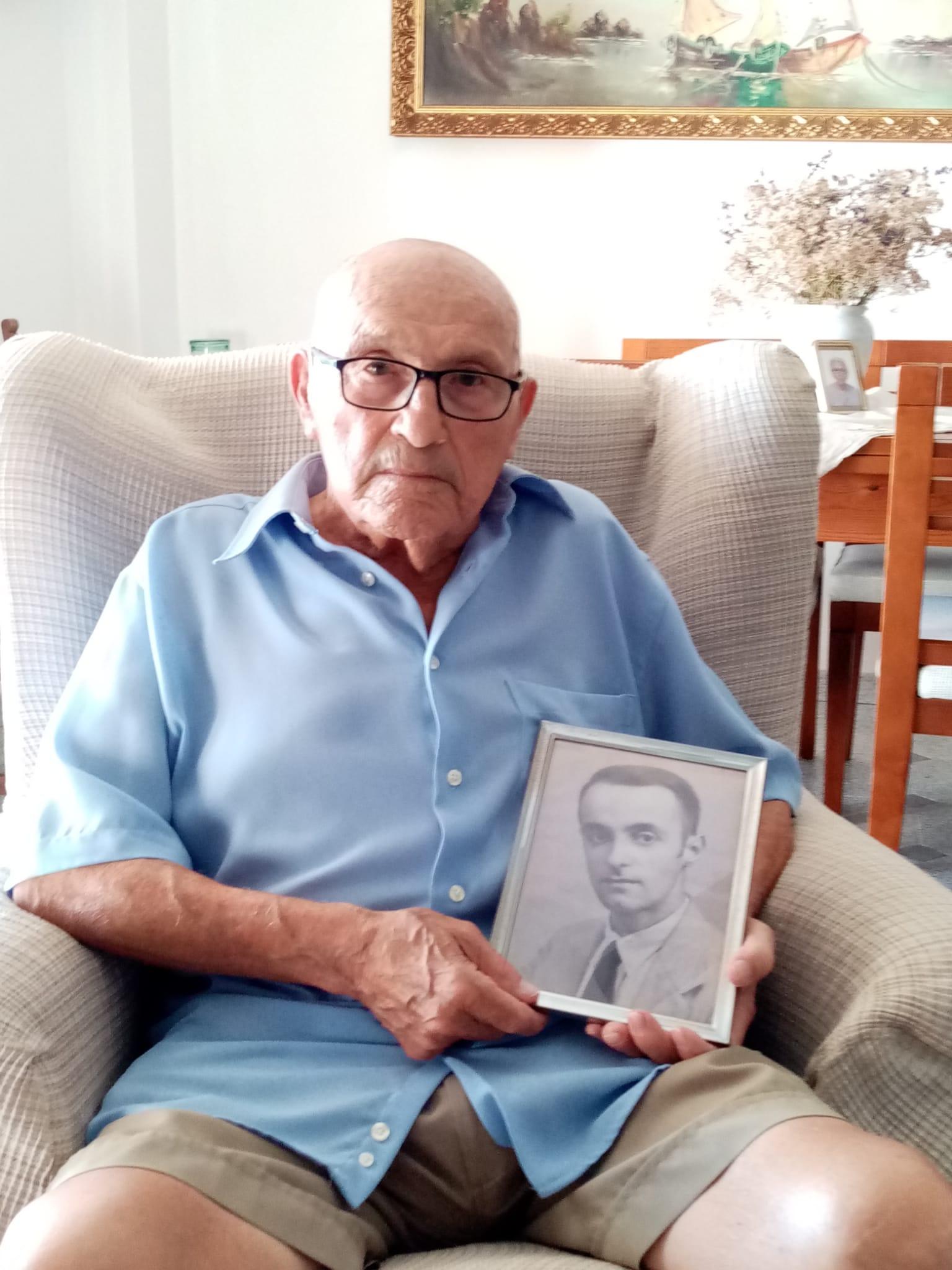 Tomeu Ballester muestra una fotografía de su padre, Bartolomé Ballester Roig.