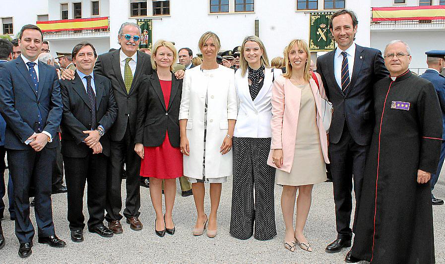 Entrega de la bandera a la Guardi Civil