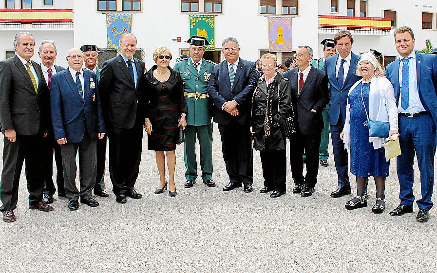 Entrega de la bandera a la Guardi Civil