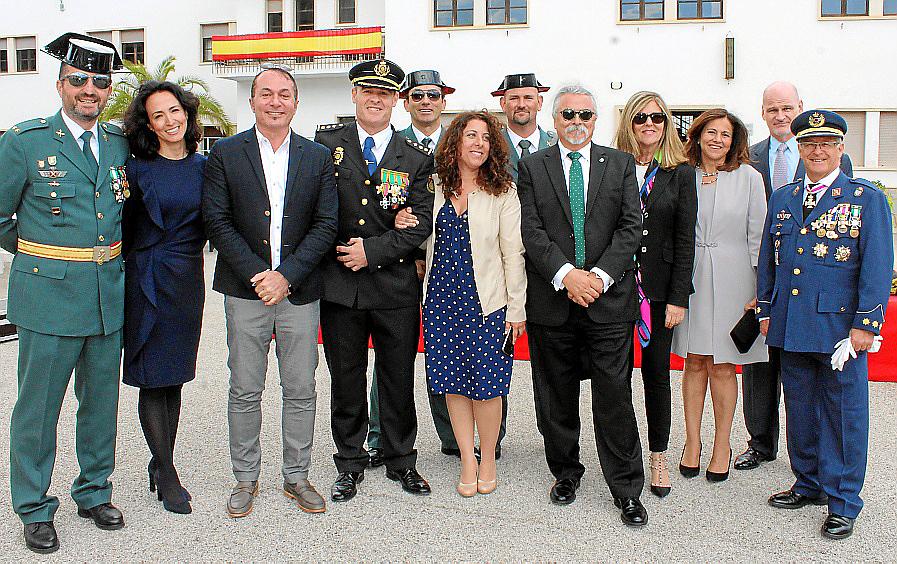 Entrega de la bandera a la Guardi Civil