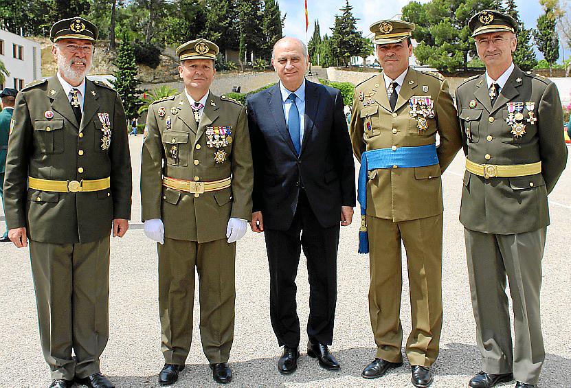 Entrega de la bandera a la Guardi Civil