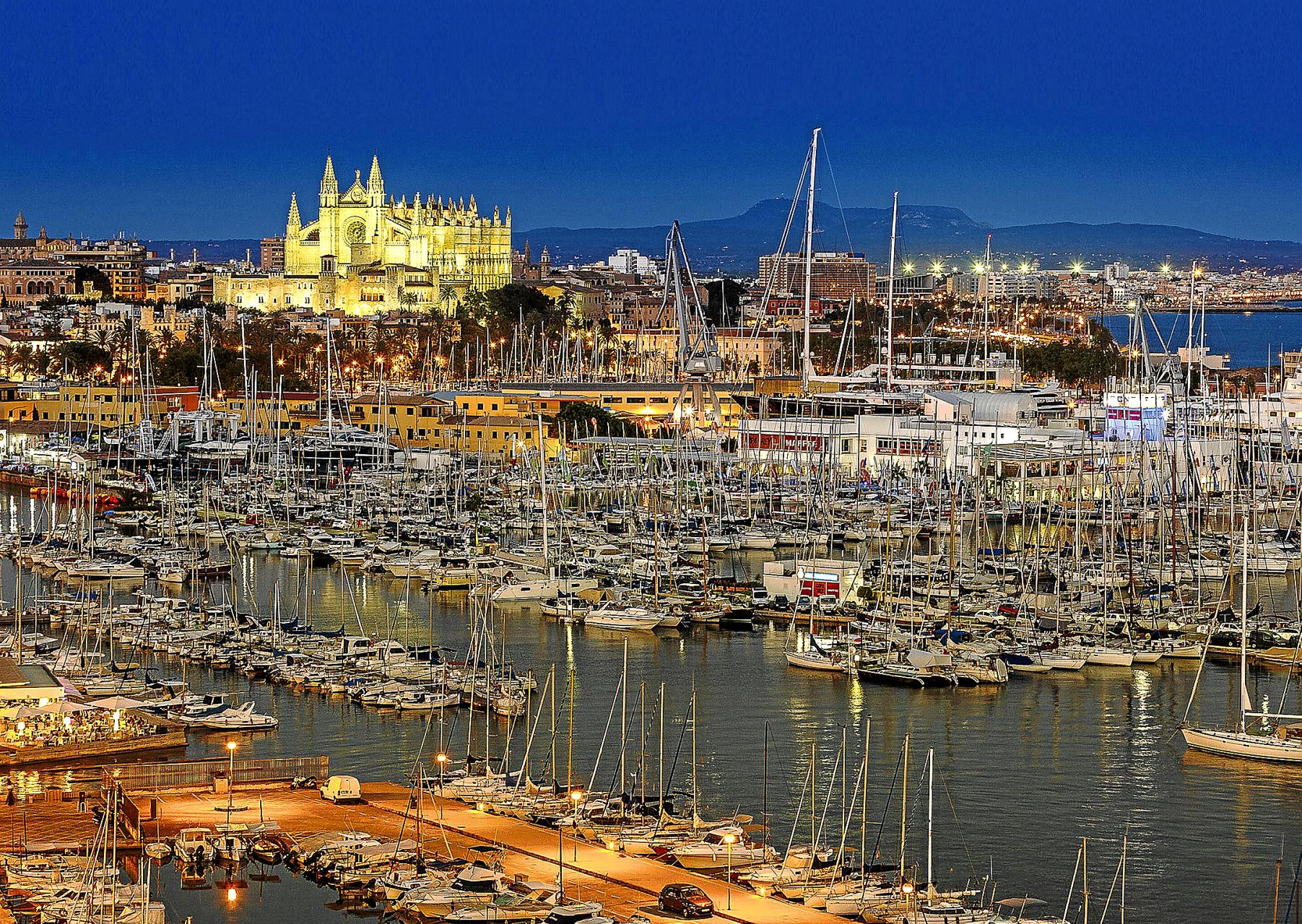 Vista nocturna del Real Club Náutico de Palma con la Catedral de Mallorca al fondo.