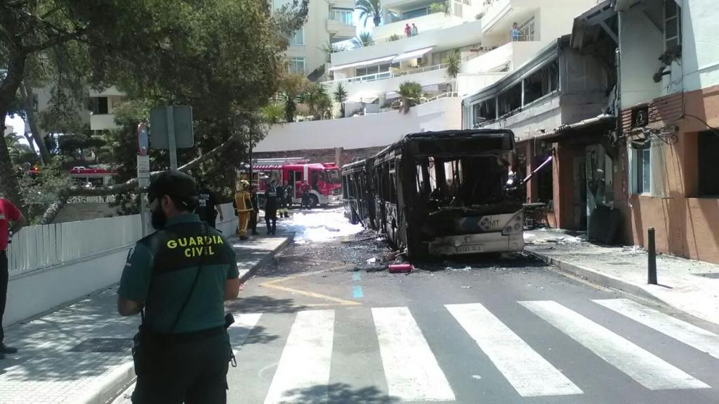 autobús incendiado