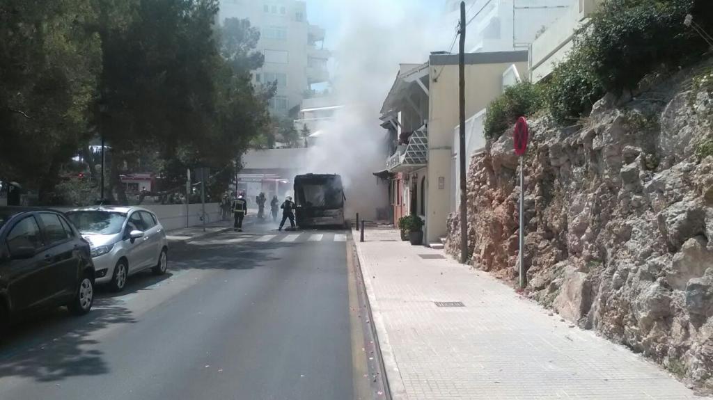 autobús incendiado
