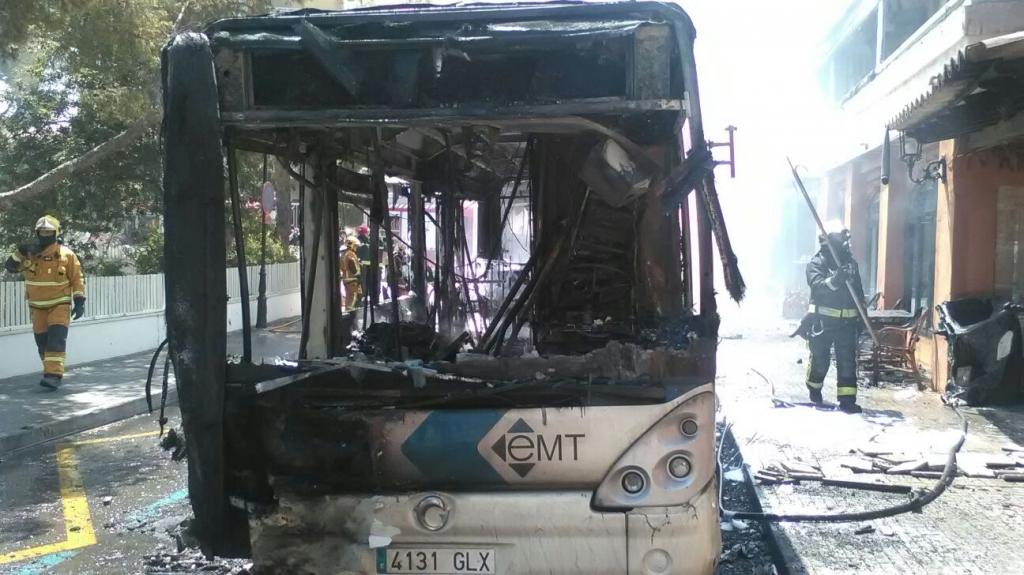 autobús incendiado