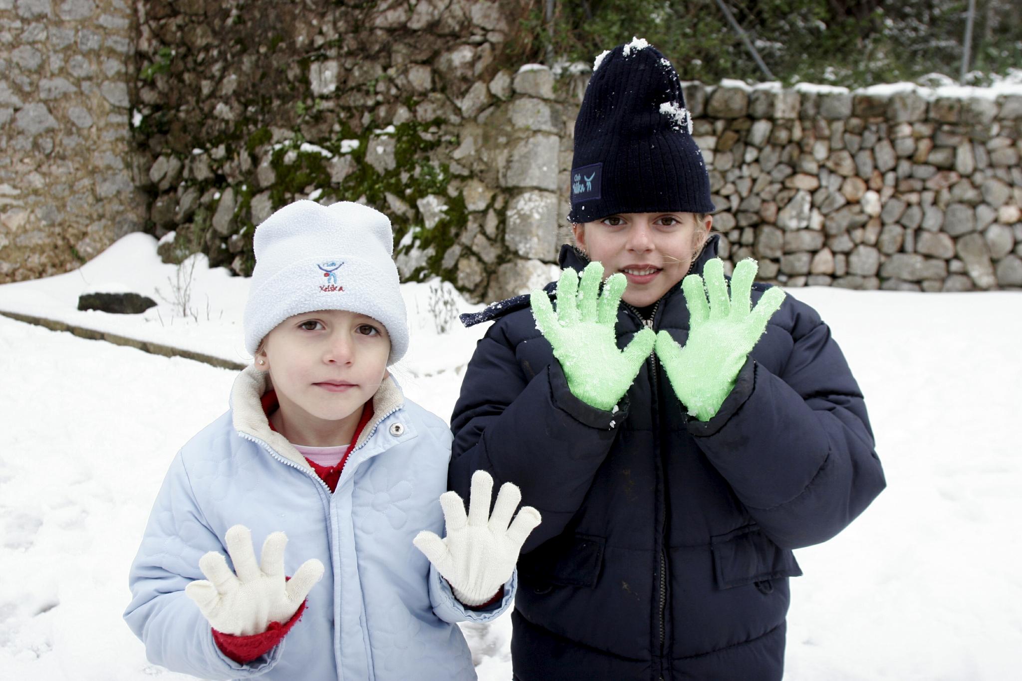 PALMA. MODA. REPORTAJE DE GUANTES PARA LAS MANOS, COMPLEMENTO PARA COMBATIR EL FRIO.