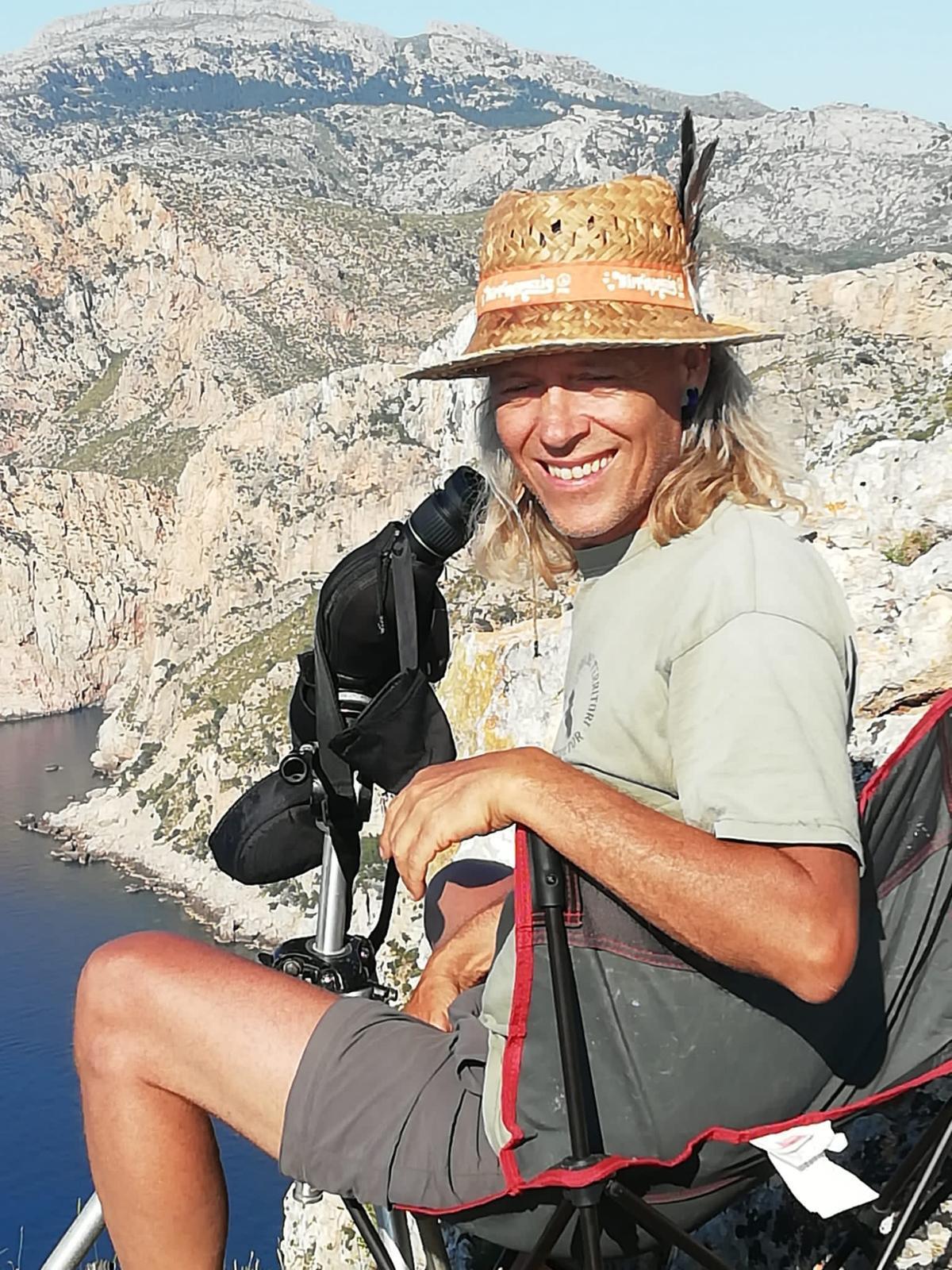 Josep Tapia, coordinador del programa de conservación del buitre negro de la Fundació Vida Silvestre Mediterránea, en un punto de observación de la costa sur de Tramuntana. Foto: FVSM.