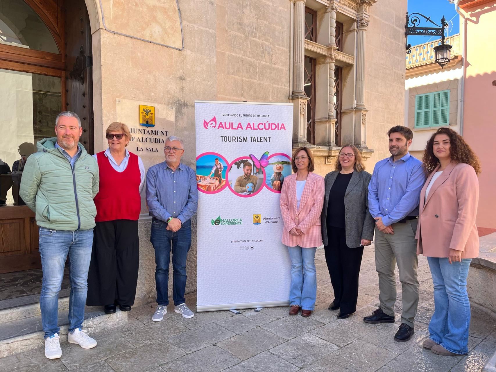 De izquierda a derecha: el regidor d’Obres, Rafel Ferrer; la de Cultura, Àgela Amer; el de Policia, Juan José Sendín; la alcaldesa Fina Linares; la d’Educació, Verónica Caro y los representantes de Ecoglobal Services and Events, Joan Gibert y Miriam Nogueira.