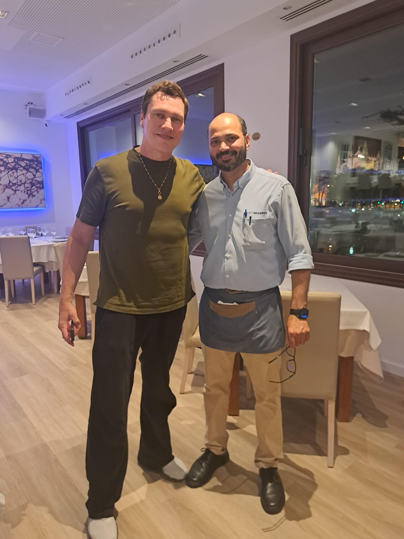 DJ Tiësto junto al camarero Babú en el restaurante Ca n'Eduardo de Palma, donde ha estado almorzando este miércoles.